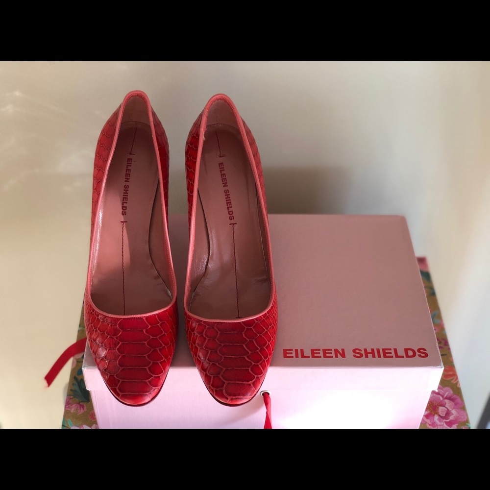 NIB Eileen Shields Authentic Red Snake pump.